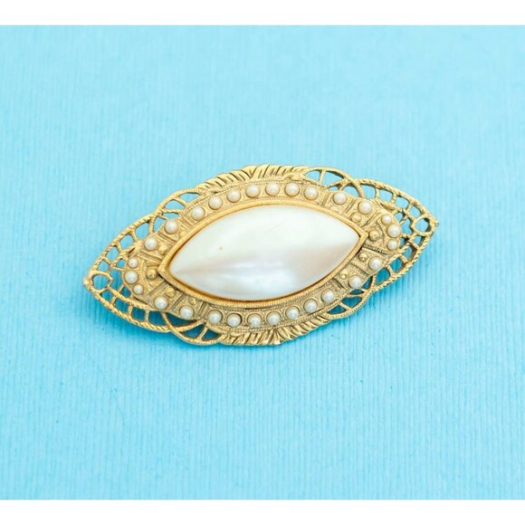 Vintage White Goddess Eye Gold Tone Brooch - N1 - Picture 1 of 2